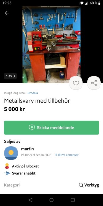 Metallsvarv och verktyg på röd arbetsbänk framför blå verktygstavla. Online-försäljningsannons.