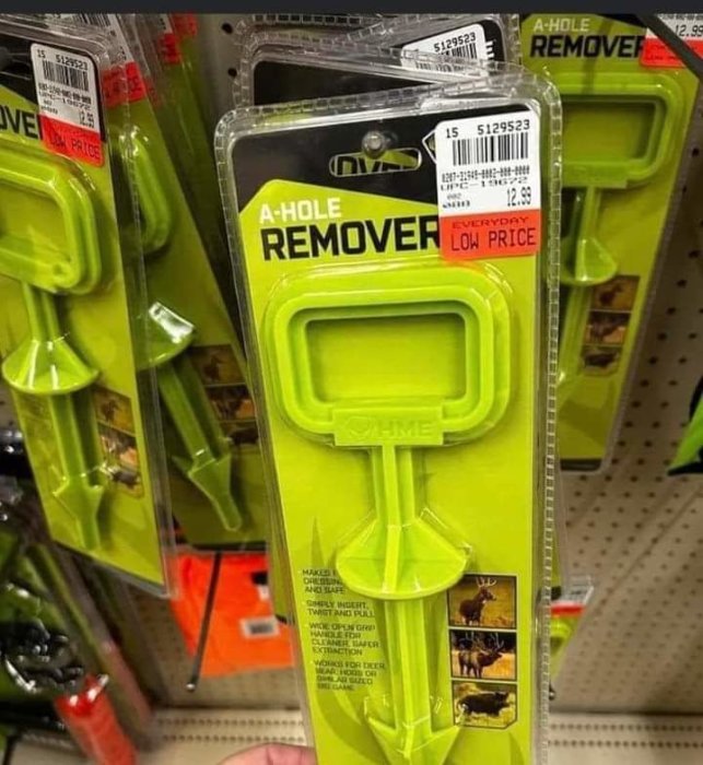 Produktpaketning med "A-HOLE REMOVER" i neongrönt, verktyg, humoristisk, prislapp, butikshylla.