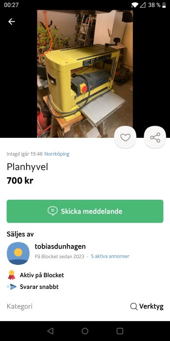 En planhyvel till salu på Blocket, gul, begagnad, i ett verkstadsutrymme, pris 700 kronor.