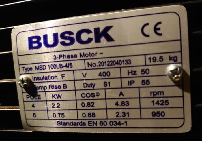 Typskylt på BUSCK 3-fas motor som visar tekniska specifikationer och standarder.