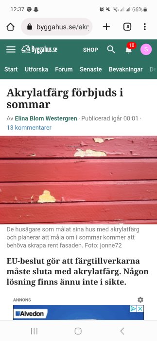 Webbsida med artikel om förbud mot akrylatfärg, sliten rödmålad träyta visas.