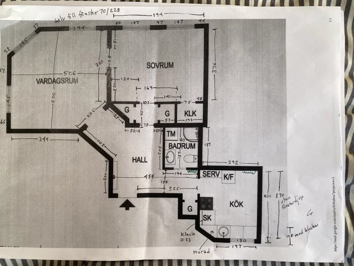 Svartvit bild av bostadsritning med måttenheter, inkluderar vardagsrum, sovrum, kök, hall, och badrum.