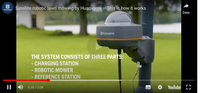 En videospelare med en reklamfilm för Husqvarnas satellitstyrda robotgräsklippare som visar en referensstation.