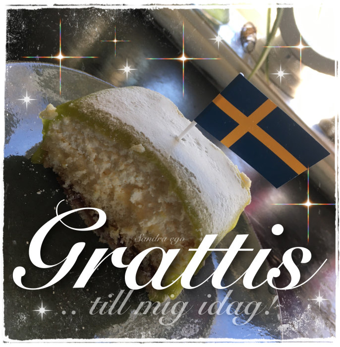 Födelsedagstårta med svensk flagga och texten "Grattis till mig idag", glittrande effekter, festlig firande.