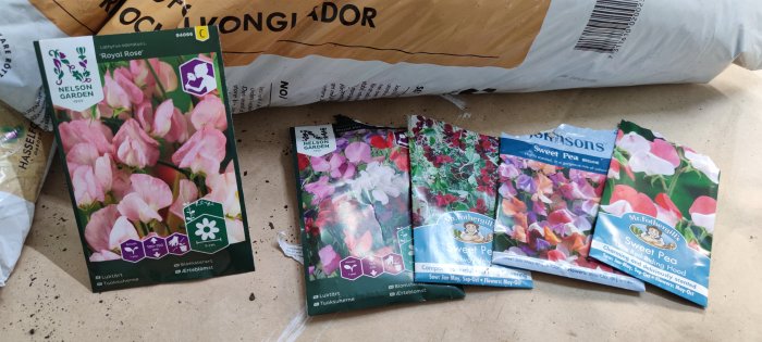 Fröpåsar för blommor, sorterade, på bord, trädgårdsskötsel, paket, oöppnade, blandade färger, trädgårdsarbete, förpackningar.