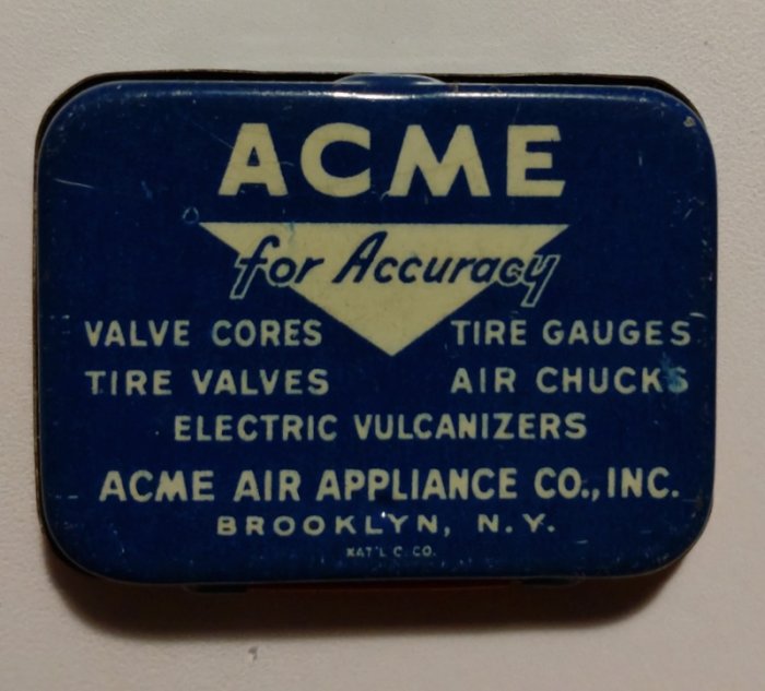 Gammal, sliten blå skylt med text "ACME for Accuracy," verktygslista, Brooklyn NY. Vintage reklam.