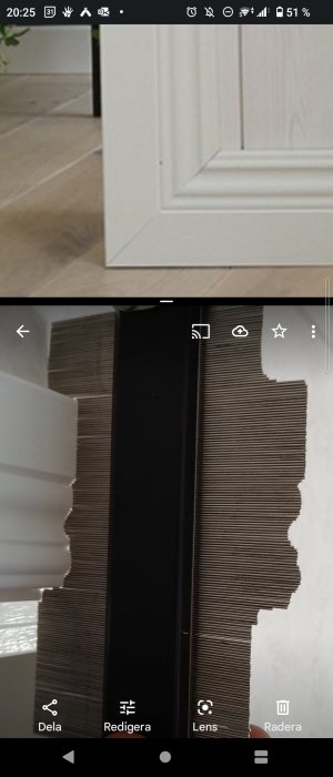 Vit dörr med skadat hörn, synlig kontrast till mörkt utrymme, smarttelefonskärmbild med ikoner.