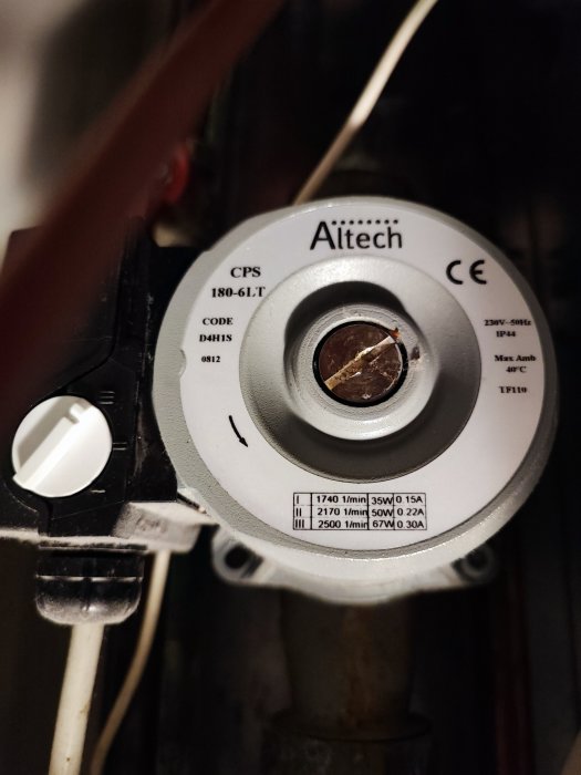 Elektrisk motor från Aitech med specifikationer, kablar och monterad på maskindel.