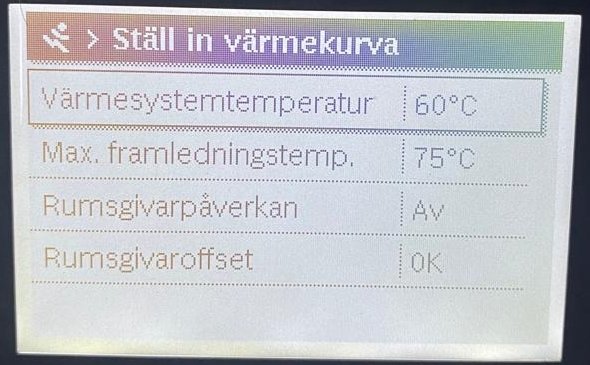 Digital termostat visar inställningar för värmesystem: temperatur, max framledningstemperatur, rumsgivarpåverkan, och offset.