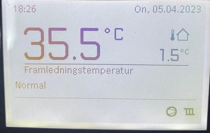 Digital termometer visar 35,5°C, inne temperatur, utetemperatur 1,5°C, normal framledningstemperatur, tid och datum.