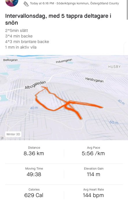 Löpkartsskärmdump; intervallträning; distans 8,36 km; tid 49:38; snöig dag; kaloriförbränning; pulsdata; Strava eller liknande app.