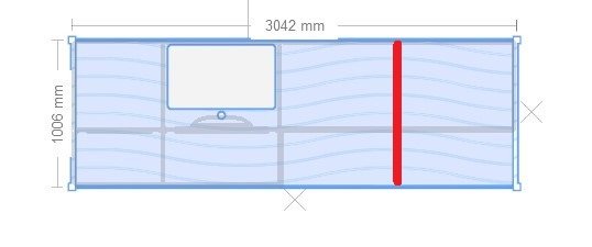 Teknisk ritning av kontorsutrymme med dimensioner, skrivbord och röd vertikal linje.