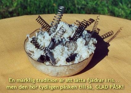 Ett ris fyllt med fjädrar av metallspiraler och ögon, påsktema, humoristiskt, "GLAD PÅSK!" budskap.