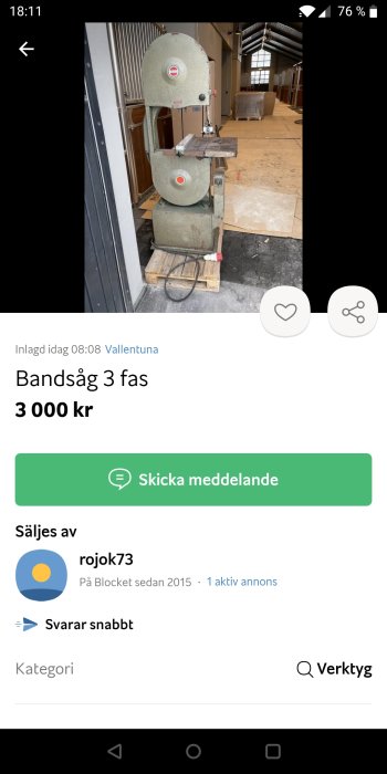 Begagnad bandsåg till salu, placerad i industribyggnad, grå, träarbetsverktyg, pris 3000 kronor.