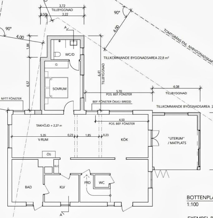 Arkitektonisk ritning av en bostadsplan med mått och tillbyggnader.