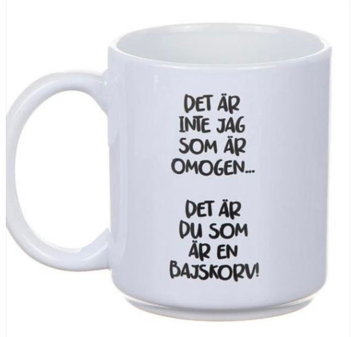 Vit kaffemugg med text på svenska, skämtsamt budskap om omogenhet och förolämpning.