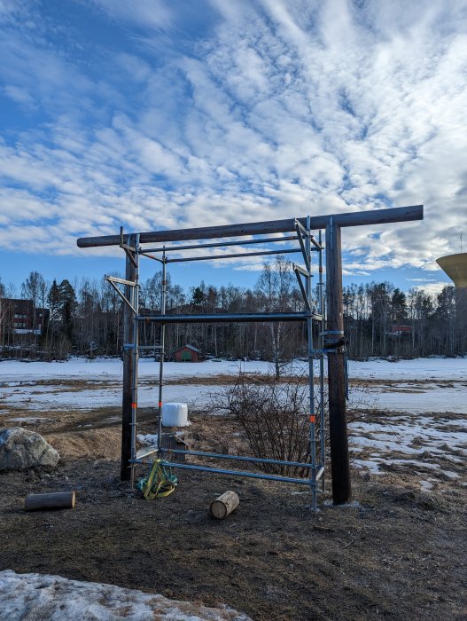 Metallställning, snösmältning, klar himmel, moln, natur, början på vår, konstruktion eller träningsutrustning utomhus.