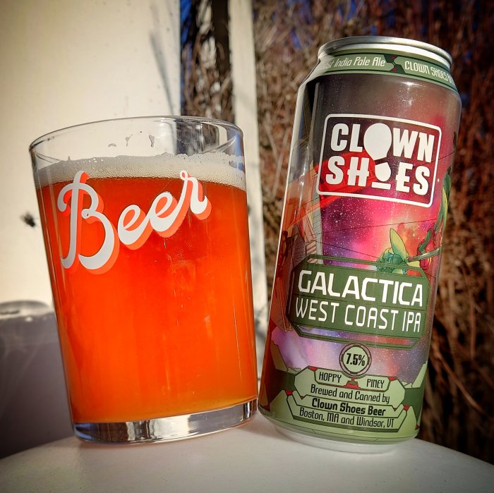 Ölglas märkt "Beer" bredvid en ölburk "Clown Shoes Galactica West Coast IPA".