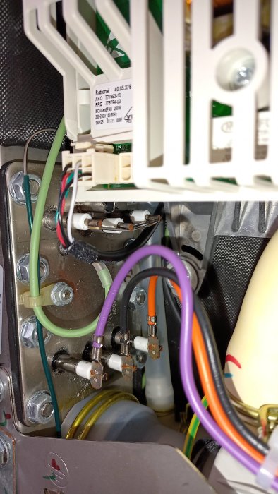 Inre delar av ett elektriskt system med kablar, fästen och komponenter. Industriell eller kommersiell utrustning.