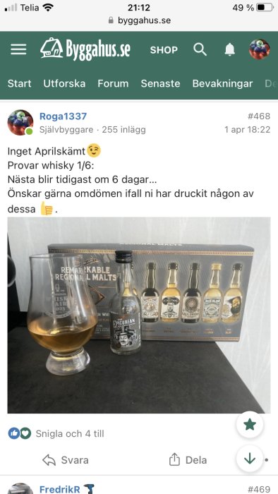 En skärmdump från ett forum med whiskysmakprovning; en öppnad miniflaska framför en samling flaskor.