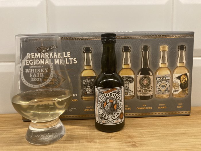 Whiskyprovarglas, öppnad whiskyflaska, fem oöppnade små flaskor, förpackning med text "Remarkable Regional Malts".