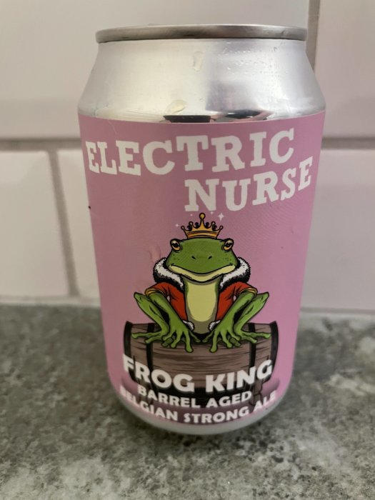 En ölburk med en groda, märkt "Electric Nurse - Frog King Barrel Aged Belgian Strong Ale".