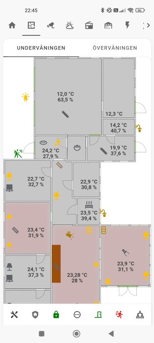 Smart hemskärm visar temperatur och luftfuktighet i olika rum, tid och anslutningsstatus, bottenknappar för kontroll.