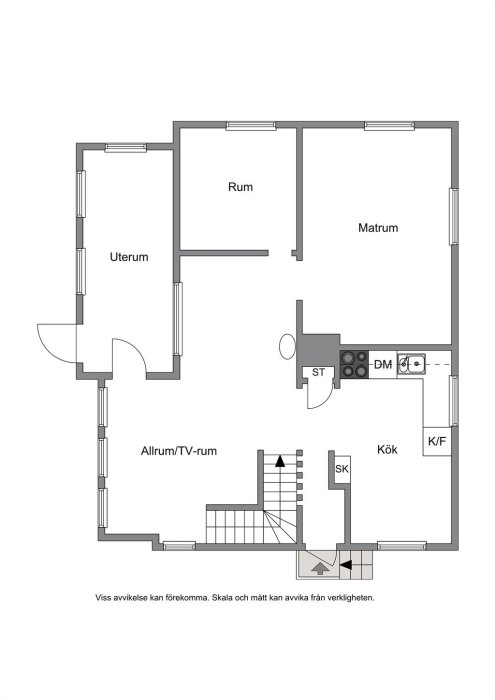 Svartvit ritning av en bostadsplan visande rum, kök, matrum, allrum och uteplats.