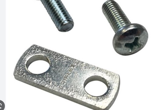 Två metallskruvar och en platt metallklämma med två hål. Metalliskt, hårdvara, fastsättning.