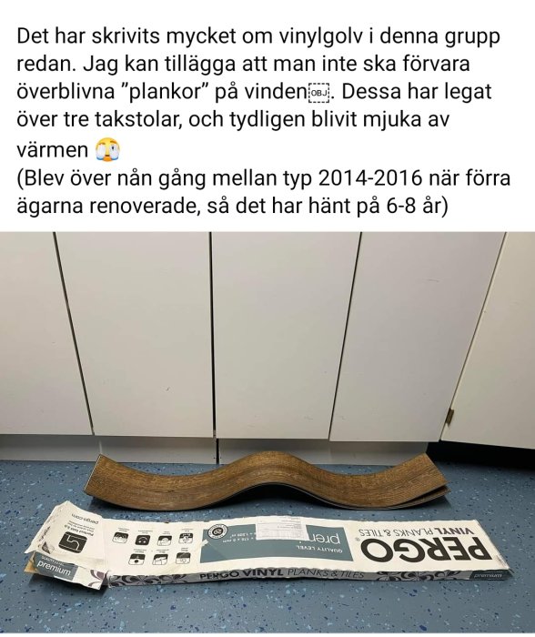Deformerade, böjda vinylplankor på golv, vid skåp, värmen skadade, originalförpackning framför, oanvändbara.
