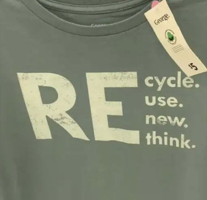 Grön t-shirt med text "REcycle. REuse. REnew. REthink." och ett prisetikett.