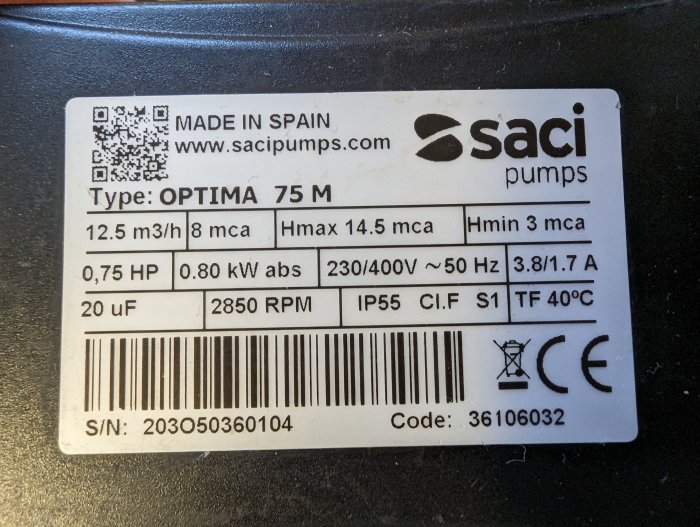 Märkplåt för en Saci-pump, Spanien tillverkad, tekniska specifikationer, QR-kod, streckkod och CE-märkning.