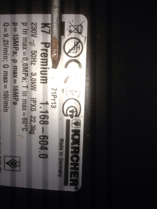 Etikett på Kärcher K7 Premium högtryckstvätt med tekniska specifikationer, CE-märkt, svart bakgrund.