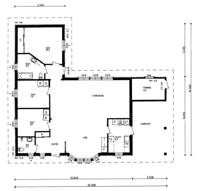 Ritning av enplanshus med sovrum, badrum, vardagsrum, kök, entré, förråd och carport.