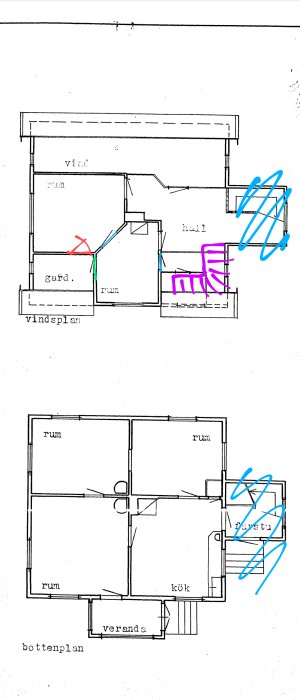 Två våningsplanritningar, överstruken text, markeringar i färg, handritade anteckningar, arkitektonisk design, möjlig renoveringsplan.