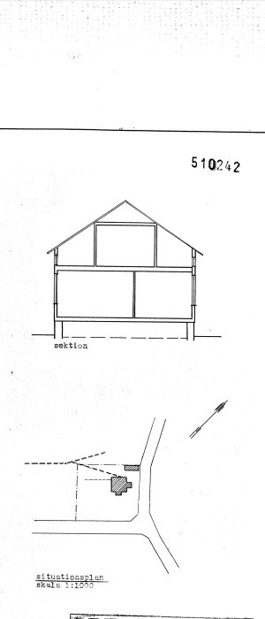 Ritningar av byggnad: sektion och situationsplan. Arkitektur, design. Skalor angivna. Enkel stil, svartvit.