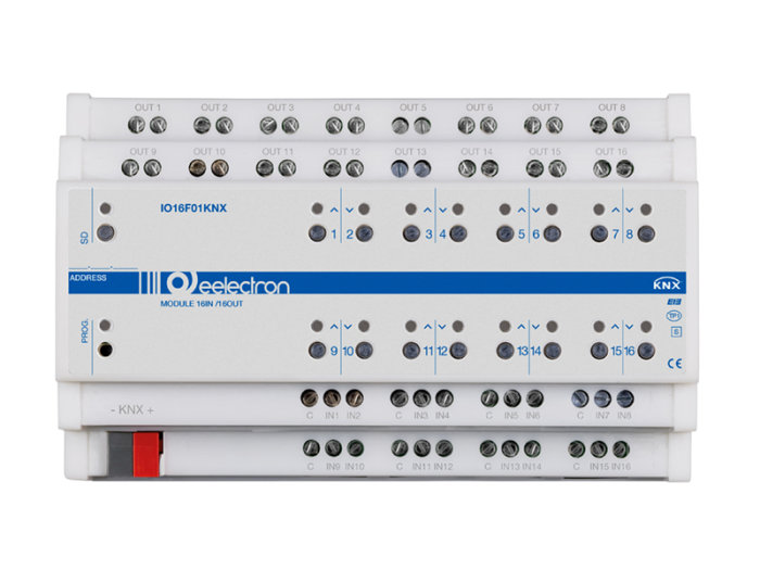 Elektronisk modul med många anslutningar, etiketterad "16IN/16OUT", förmodligen för automations- eller styrsystem.