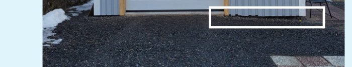 Grusuppfart, garageportar, snörester, husfasad, nedkylt väder.