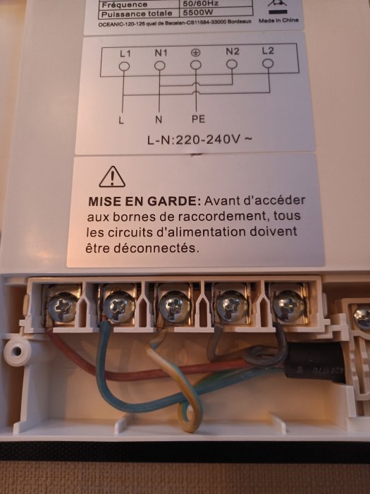 Eluttag med ledningar, varningstext på franska, elschema, säkerhetsanvisningar, elektrisk utrustning.