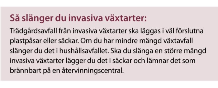 Instruktioner för att kasta bort trädgårdsavfall från invasiva växtarter i säckar eller plastpåsar för återvinning.