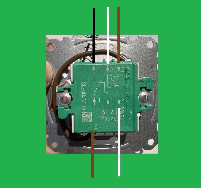 Elektronisk komponent på monteringsplatta med kretsschema och kablar, troligtvis installation av termostat eller brytare.