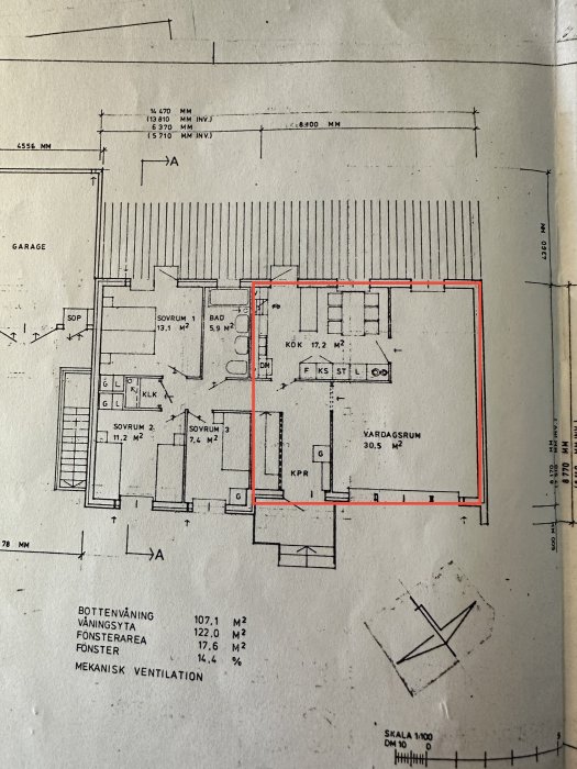 Byggnadsritning, bottenvåning, måttangivelser, tre sovrum, kök, badrum, vardagsrum, garage, mekanisk ventilation, skala indikerad.