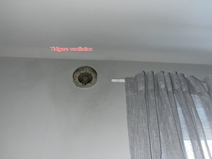 Tak med äldre ventilationsuttag, grå gardin, text "Tidigare ventilation", neutralt rum.