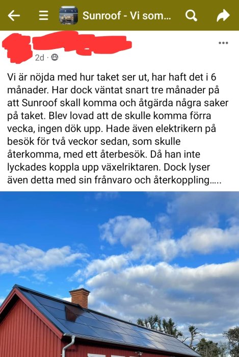 Röd stuga med solpaneler på taket, klar himmel med vita moln ovanför.