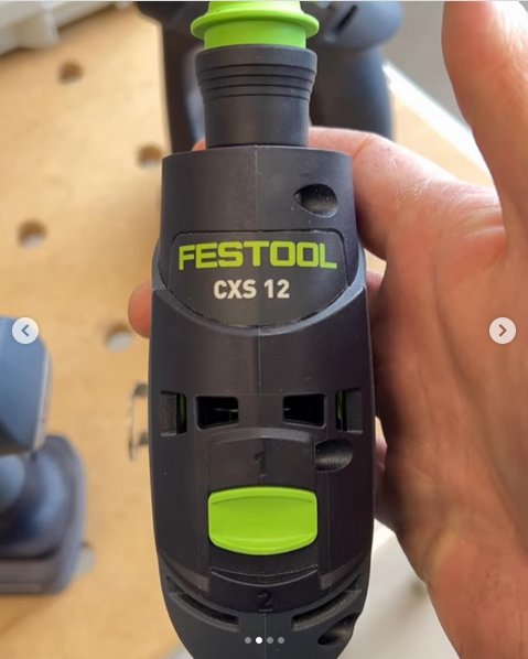 Hand håller en Festool CXS 12 skruvdragare i närbild, grön och svart färg, verktygsdesign, arbetsmiljö bakgrund.