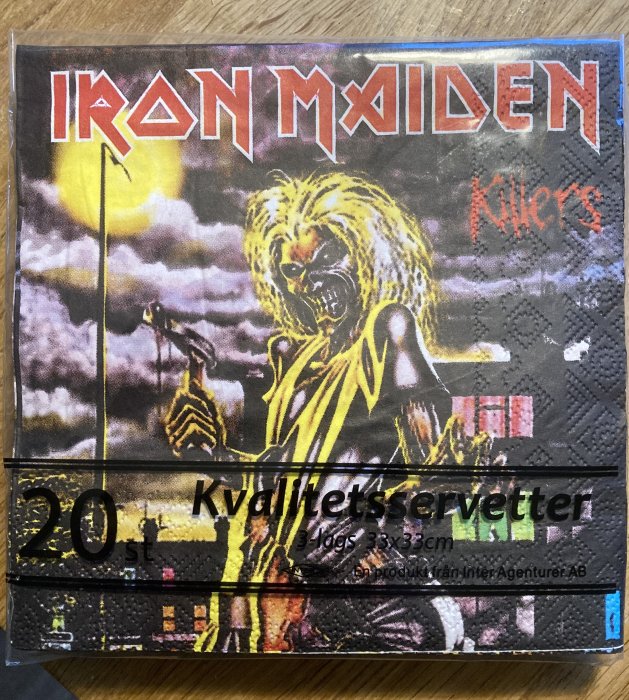 Paket med Iron Maiden-tema, "Killers"-motiv, servetter, musikrelaterade samlarobjekt eller festtillbehör.