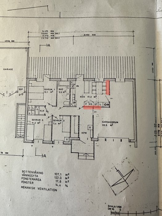 Arkitektonisk ritning av en bostadsvåning med mått, rumsmarkeringar och areaangivelser.