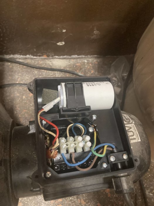 Elektrisk motor, anslutningsklembräda, trådar, installationsarbete, komponenter, industriell, öppen, serviceunderhåll.
