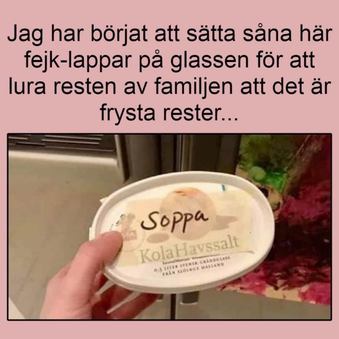 En hand håller en glassbytta med en etikett som säger "Soppa, Kola Havssalt", med text ovanför skämtsamt om familj och mat.