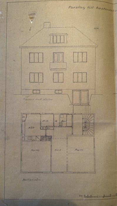 Arkitektritning på ett hus, fasad och planlösning, med titeln "Förslag till bostadshus", vintage, nött pappersbakgrund.